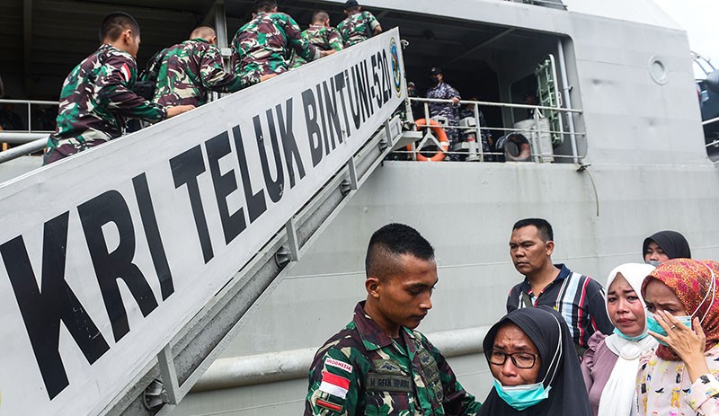 Isak Tangis Keluarga Selimuti Keberangkatan 400 Prajurit TNI AD ke Papua - Bagian 1