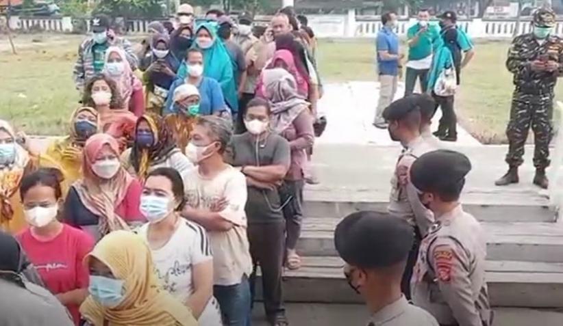 Takut Kehabisan, Emak-Emak di Subang Berlarian Serbu Operasi Pasar Minyak Goreng