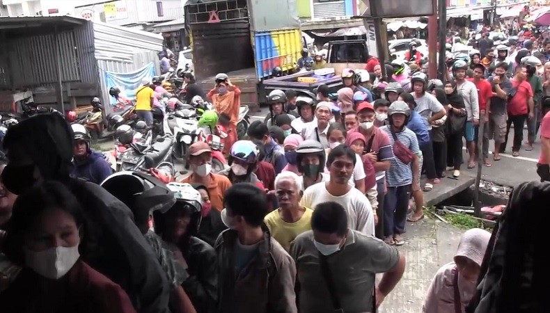 Antrean Minyak Goreng di Pangkalpinang Membeludak! Warga Bisa Beli 1 Jeriken 