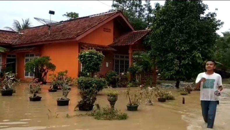 Sungai Jambu Meluap, Ratusan Rumah di Cilacap Terendam Banjir 