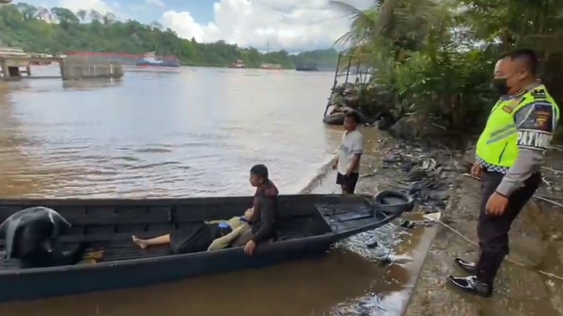 title Diselamatkan Nelayan di Sungai Mahakam, Siswi SMK di Samarinda Gagal Bunuh Diri Diselamatkan Nelayan di Sungai Mahakam, Siswi SMK di Samarinda Gagal Bunuh Diri