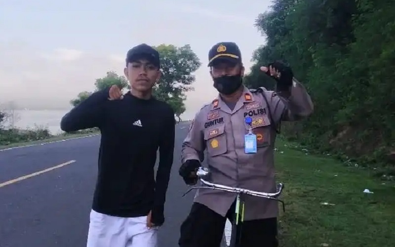 Jadi Teladan, Kapolsek Kawasan Bandara SMS Bima Ini Selalu Pakai Sepeda Ontel Menuju Kantor
