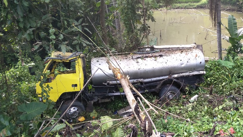 Truk Tangki Air Tereperosok ke Jurang di Jalur Tengkorak Cililin KBB