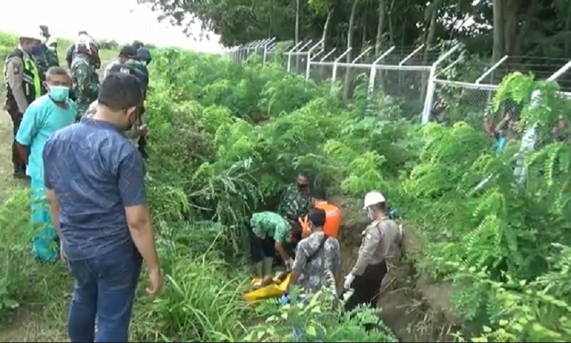 Mayat Setengah Telanjang Tergeletak di Dasar Parit Proyek Pertamina Tuban