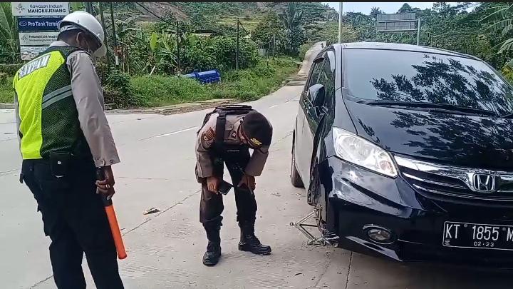 Mobil Tak Bertuan Parkir di Tengah Jalan Samarinda