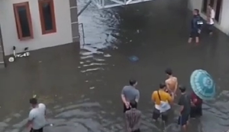 Tanggul Sungai Jebol, Permukiman di Cilaku Cianjur Terendam Banjir