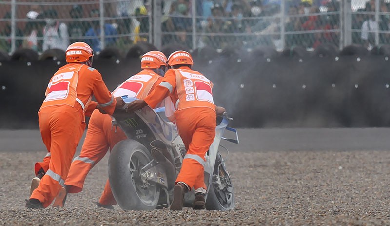  Gerak Cepat Marshal Sirkuit Mandalika Evakuasi Motor Alex Rins yang Terbakar - Bagian 1