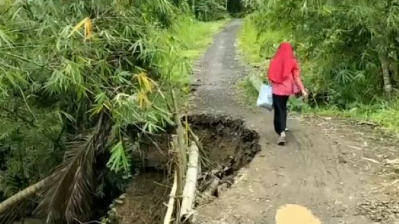 Diguyur Hujan, Jalan Penghubung Antardesa di Cilacap Longsor 