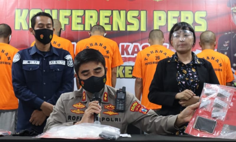 title Tangkap 5 Pengedar Narkoba, Polresta Mojokerto Sita 110 Gram Sabu dan 25.000 Pil Koplo Tangkap 5 Pengedar Narkoba, Polresta Mojokerto Sita 110 Gram Sabu dan 25.000 Pil Koplo