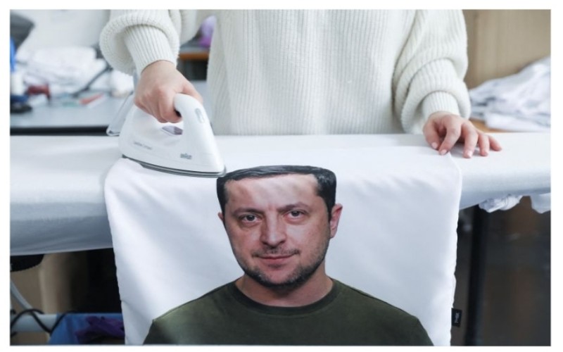 Unik, Desainer Ini Bikin Bantal Zelenskyy untuk Bantu Ukraina 