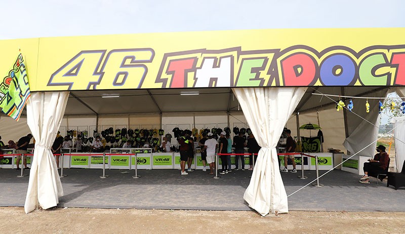 Pernak-Pernik Legenda MotoGP Valentino Rossi Diburu Penonton - Bagian 5