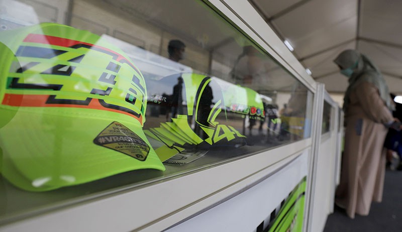 Pernak-Pernik Legenda MotoGP Valentino Rossi Diburu Penonton - Bagian 4
