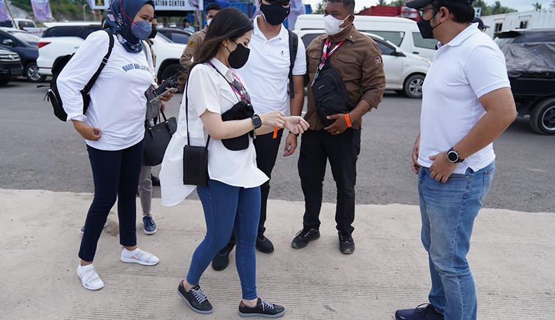 Keren! Wamenparekraf Angela Tanoesoedibjo Pakai Produk Fashion Lokal saat Nonton MotoGP Mandalika - Bagian 1