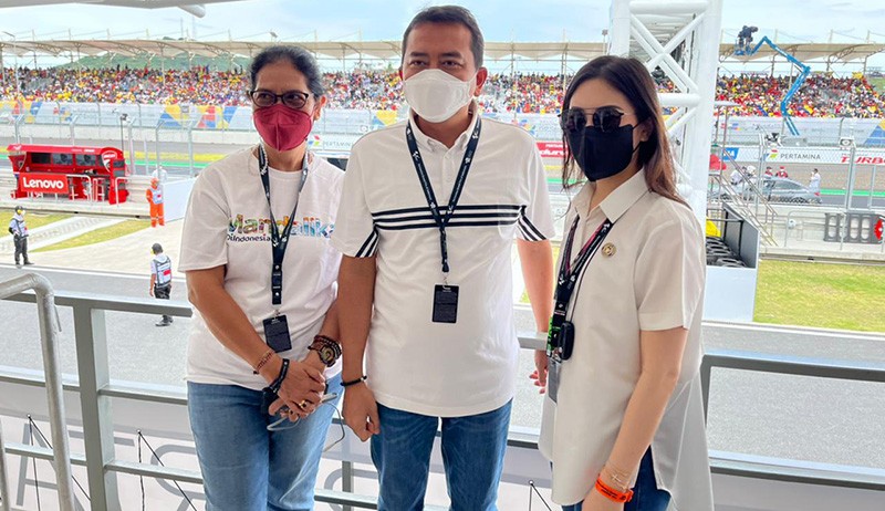 Keren! Wamenparekraf Angela Tanoesoedibjo Pakai Produk Fashion Lokal saat Nonton MotoGP Mandalika - Bagian 3