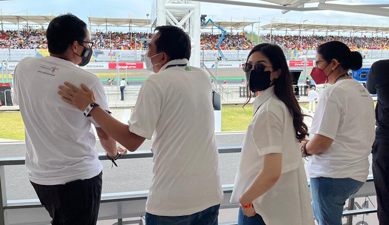 Keren! Wamenparekraf Angela Tanoesoedibjo Pakai Produk Fashion Lokal saat Nonton MotoGP Mandalika - Bagian 2