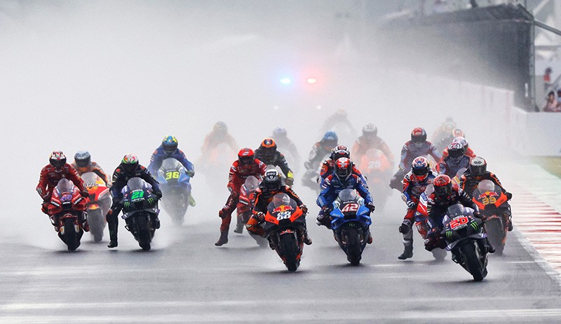 Ekspresi Kemenangan Miguel Oliveira Juara MotoGP Mandalika 2022 - Bagian 4
