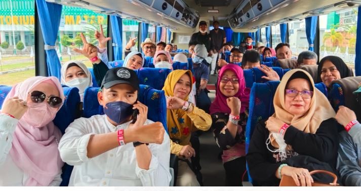 Dilarang Buka Payung, TGB Hujan-Hujanan Nonton MotoGP Bersama Alumni Al Azhar