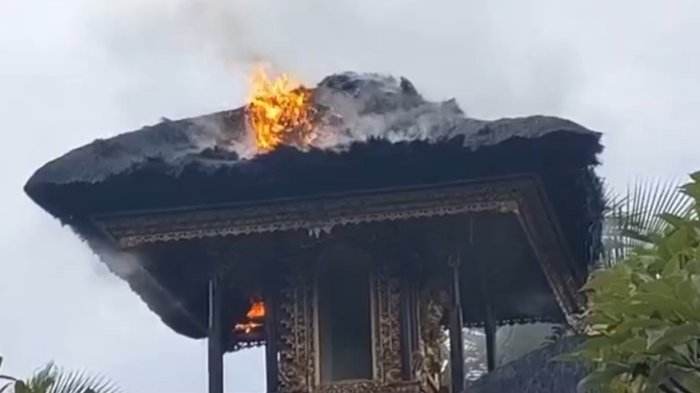 Tersambar Petir, Atap Pura di Gianyar Terbakar 