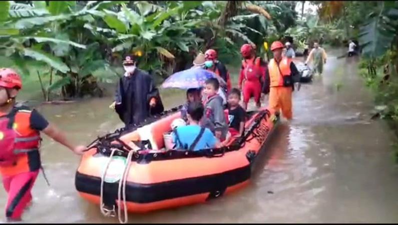 Banjir Landa Kroya Cilacap, Basarnas dan Relawan Berjibaku Evakuasi Warga