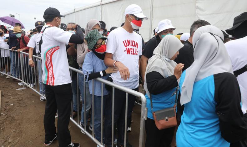Nonton MotoGP Mandalika, Ganjar Gandeng Istri Ikut Antre Panjang Bersama Penonton 