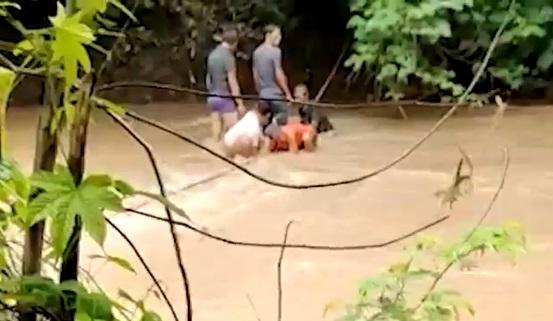 Minibus di Toraja Terjun ke Sungai, 1 Orang Ditemukan Tewas Terjebak di Mobil