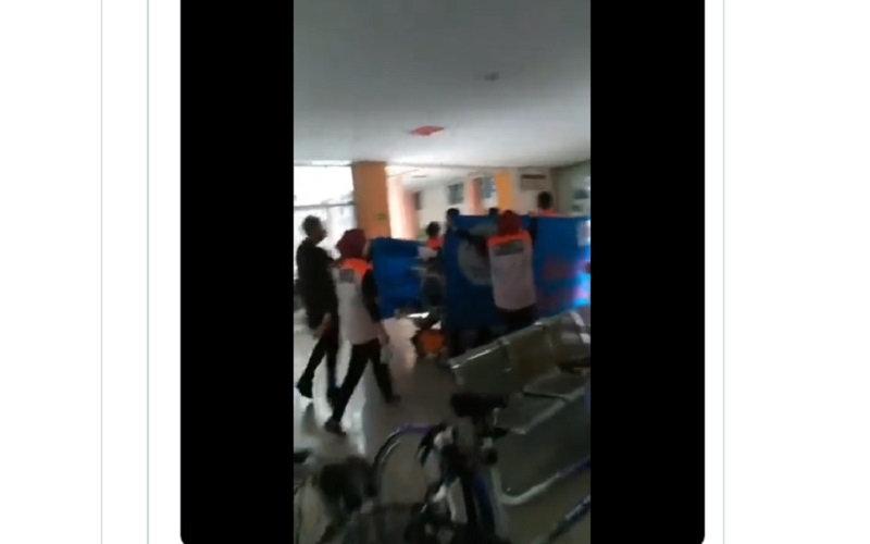 Beredar Video Diduga Marc Marquez saat di Rumah Sakit, Petugas Tutupi dengan Spanduk