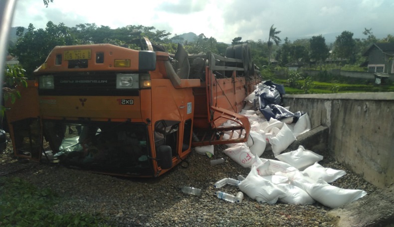 Tanpa Rem, Truk Bermuatan Terigu Melaju Sejauh 1 Km di Jalur Sukabumi-Cianjur lalu Terbalik