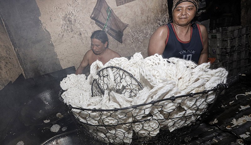 Imbas Minyak Goreng Curah Langka, Ukuran Kerupuk Berkurang 20 Persen - Bagian 1