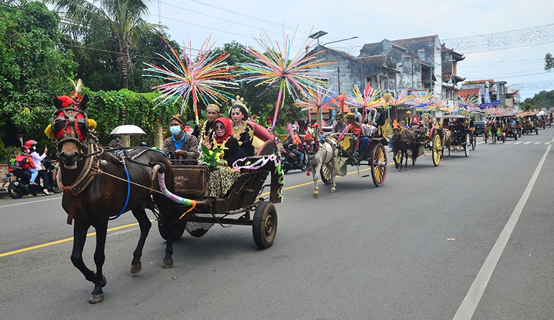 Arak-arakan 71 Pasangan Pengantin Nikah Massal Naik Kereta Kuda - Bagian 1