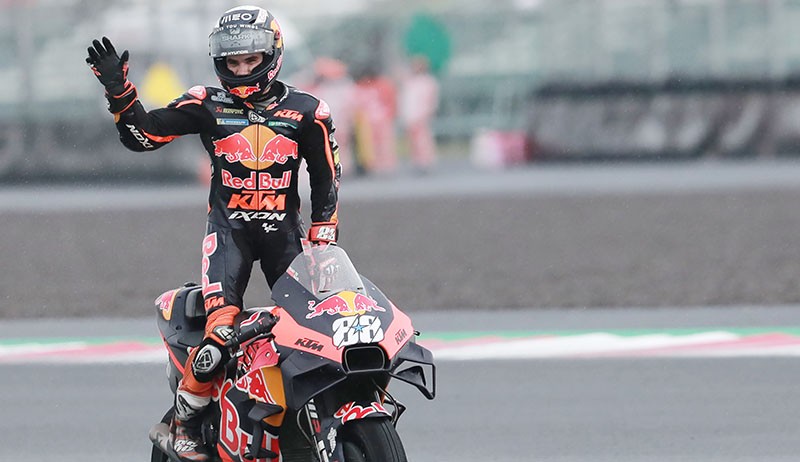 Potret Selebrasi Miguel Oliveira Pembalap MotoGP Pertama Juara di Sirkuit Mandalika - Bagian 2