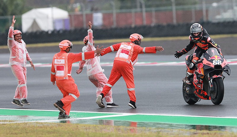 Potret Selebrasi Miguel Oliveira Pembalap MotoGP Pertama Juara di Sirkuit Mandalika - Bagian 4