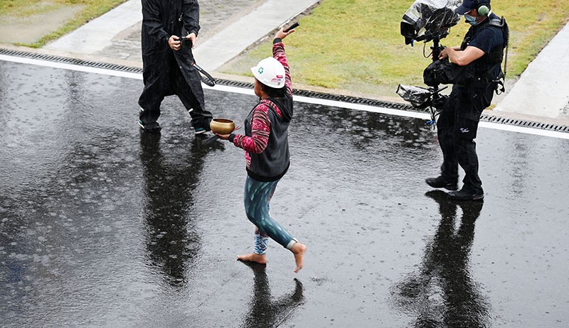 Rara Isti Wulandari, Sang Pawang Hujan Sirkuit Mandalika Mendunia Tanpa Alas Kaki - Bagian 1