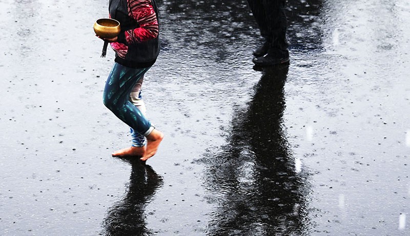 Rara Isti Wulandari, Sang Pawang Hujan Sirkuit Mandalika Mendunia Tanpa Alas Kaki - Bagian 3