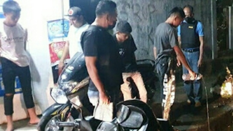 Sekelompok Pemuda Nongkrong sambil Pesta Miras Cap Tikus Dibubarkan Polisi