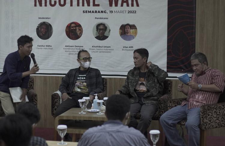 Bedah Buku Nicotine War Karya Wanda Hamilton: Nikotin Jadi  Perang Bisnis