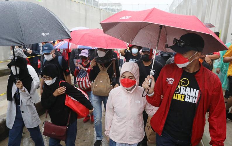 Nonton MotoGP Mandalika, Ganjar: Yang Menarik Itu Dukun Hujannya Joget-joget