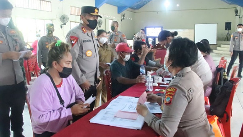 Kapolda Sulut Tinjau Vaksinasi Massal di Maumbi Minahasa Utara