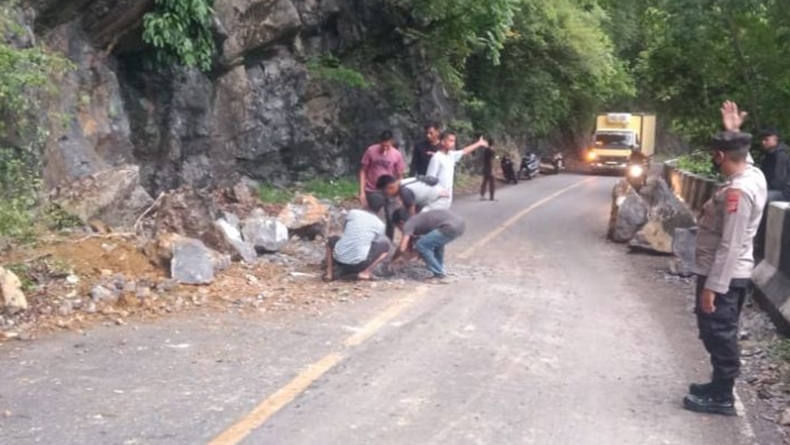 Waspada Longsoran Batu di Jalur Gunung Geurutee Aceh Jaya