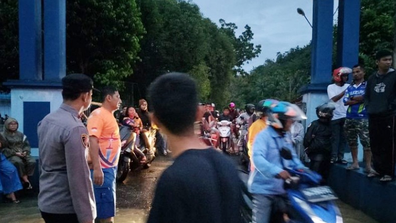 Terdampak Luapan Banjir, Jalan Lintas Sulawesi Dilanda Kemacetan Panjang