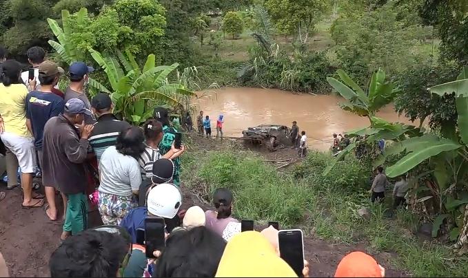 Evakuasi Minibus yang Terjun ke Sungai Jadi Tontonan Warga, Jalan Trans Sulawesi Tersendat