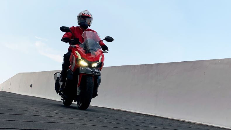  Begini Teknik yang Aman Naik Motor Matik saat Turunan Panjang