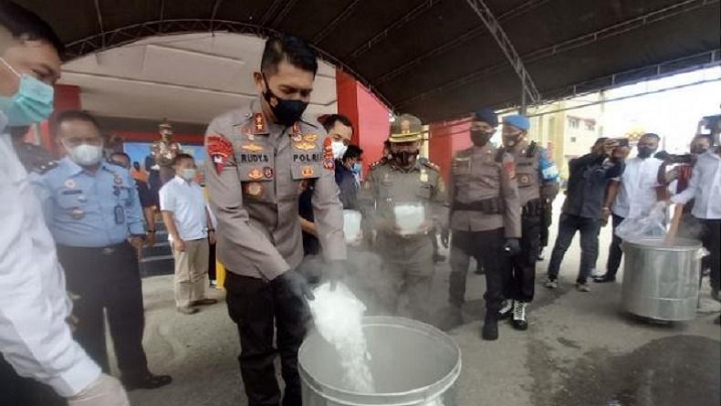 title Polda Sulteng Musnahkan 29 Sabu Jaringan Malaysia, 6 Orang Jadi Tersangka Polda Sulteng Musnahkan 29 Sabu Jaringan Malaysia, 6 Orang Jadi Tersangka