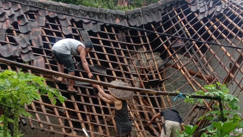 Hendak Sholat Subuh, Janda di Cibadak Sukabumi Selamat dari Musibah Rumah Roboh