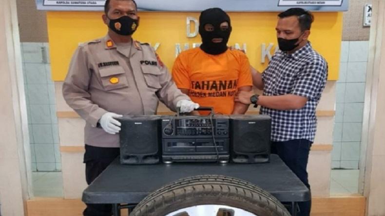title Sempat Kabur ke Loteng Warga, Spesialis Maling Ban Mobil di Medan Ditangkap Sempat Kabur ke Loteng Warga, Spesialis Maling Ban Mobil di Medan Ditangkap