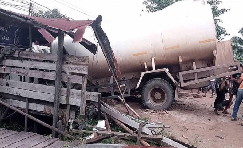 Truk Tangki Seruduk Rumah Warga, Sopir Tewas Seketika dalam Kondisi Terjepit