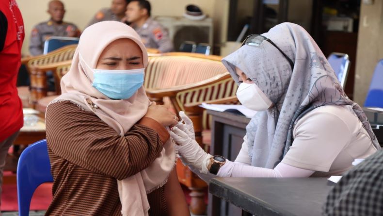 title Polres Banjarnegara Gencarkan Vaksinasi Massal untuk Percepat Kekebalan Komunal Polres Banjarnegara Gencarkan Vaksinasi Massal untuk Percepat Kekebalan Komunal