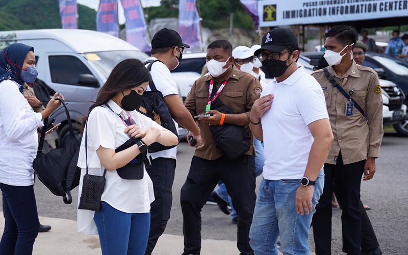title Nonton MotoGP Mandalika, Wamenparekraf Kenakan Produk Fesyen Jenama Lokal Nonton MotoGP Mandalika, Wamenparekraf Kenakan Produk Fesyen Jenama Lokal