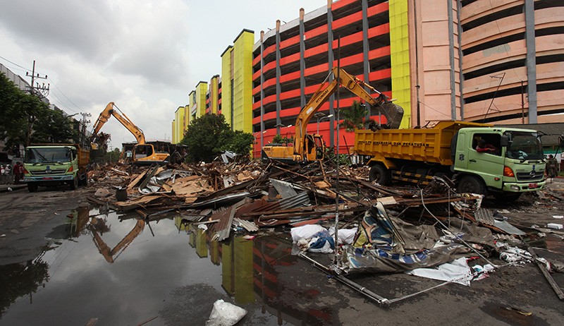Tempat Penampungan Sementara Pedagang Pasar Turi Dibongkar - Bagian 3