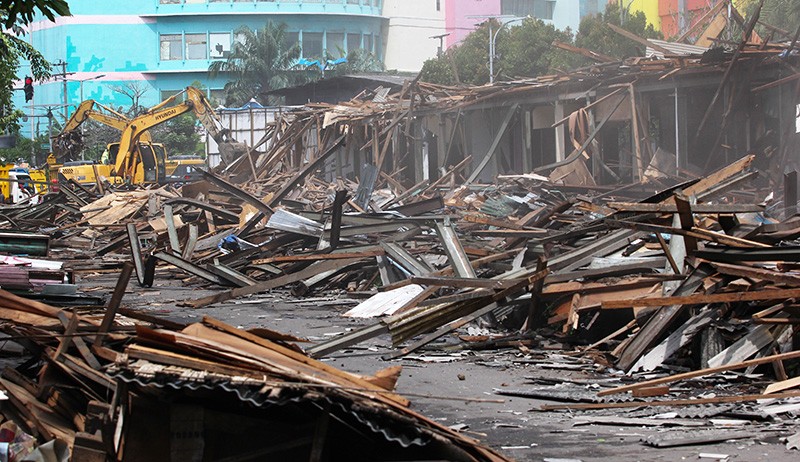 Tempat Penampungan Sementara Pedagang Pasar Turi Dibongkar - Bagian 2