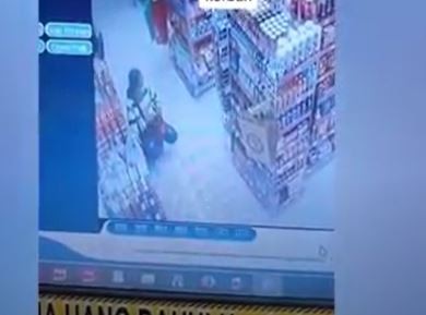 Viral, Emak-Emak Terekam CCTV Curi Minyak Goreng di Minimarket